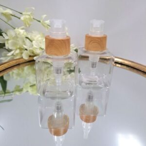 Kubusvormig zeeppompje transparant - 90ml - met naturel houtkleurig pompje